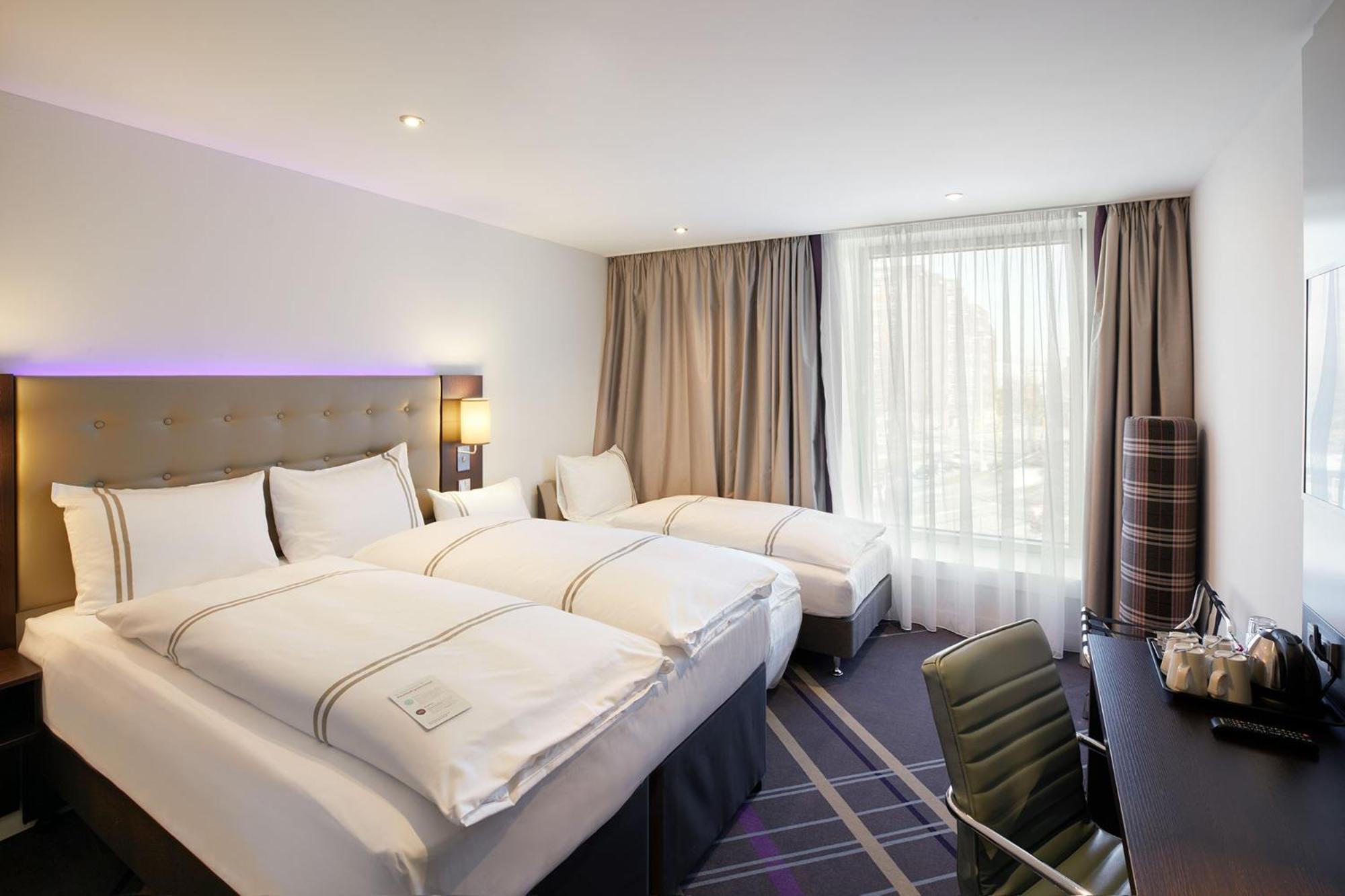 Premier Inn Hamburg City Zentrum Exterior photo